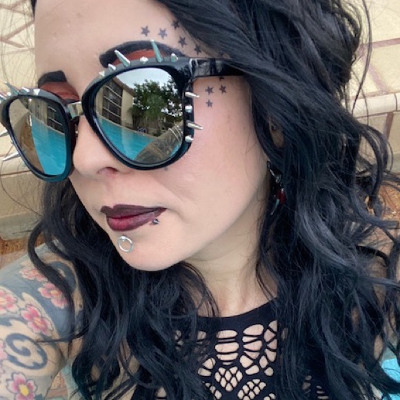 Rocker Black sunglasses with silver spikes - Picture 9 of 11